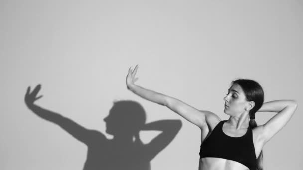 Joven Bailando Ballet Moderno Danza Contemporánea Aislada Sombra Repite Sus — Vídeos de Stock