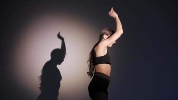 Genç Kız Dans Modern Bale Çağdaş Dans Izole Gölge Onun — Stok video