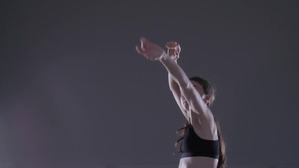 Jonge Vrouw Dansen Moderne Ballet Hedendaagse Dans Geïsoleerd Slow Motion — Stockvideo