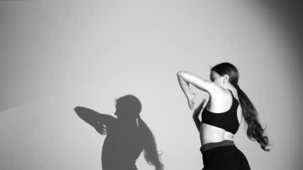 年轻女孩跳现代芭蕾 当代舞蹈 阴影重复她的动作 慢动作 — 图库视频影像