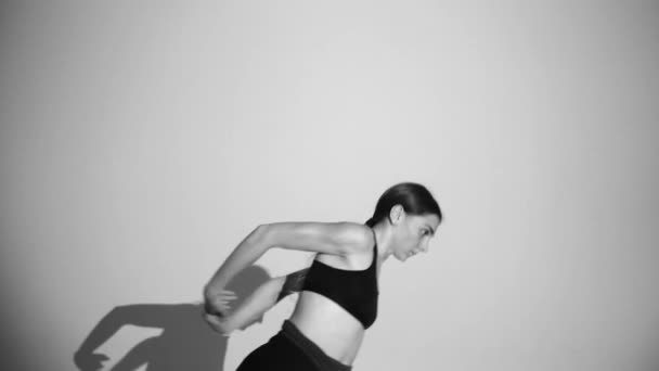 Jeune Ballerine Dansant Danse Contemporaine Isolée Ombre Répète Ses Mouvements — Video