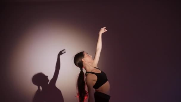 Ung Ballerina Dansar Samtida Dans Isolerade Skuggan Upprepar Hennes Rörelser — Stockvideo