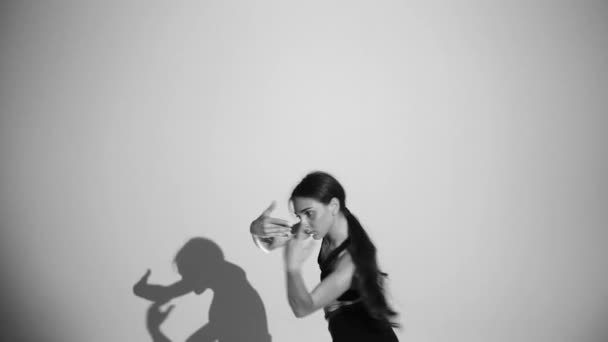 Ung Ballerina Dansar Samtida Dans Isolerade Skuggan Upprepar Hennes Rörelser — Stockvideo