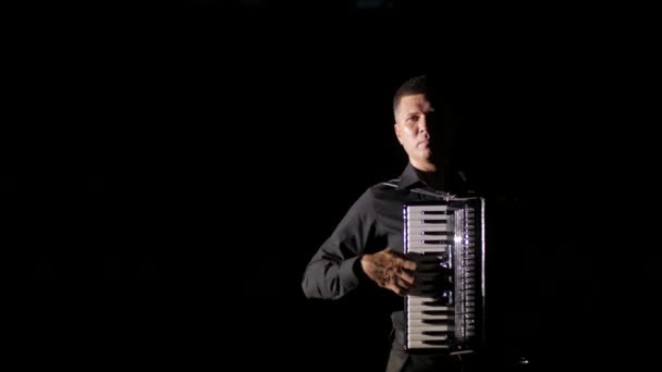 Jonge Accordeonist Speelt Accordeon Meesterlijke Studio Een Zwarte Achtergrond Geïsoleerd — Stockvideo