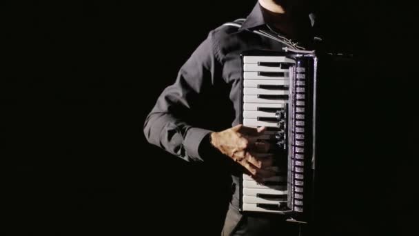 Genç Akordeoncu Siyah Bir Arka Planda Stüdyoda Usta Akordeon Oynar — Stok video