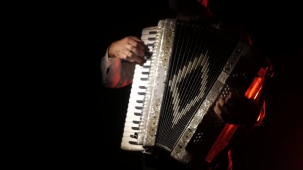 Man Muzikant Meesterlijke Speelt Accordeon Studio Een Zwarte Achtergrond Close — Stockvideo