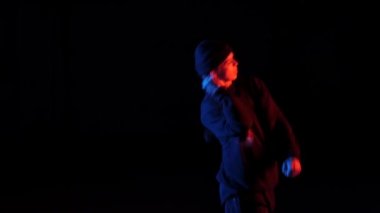 Genç güzel kız hip hop dans, Freestyle, siyah arka planda stüdyoda StreetDance, izole