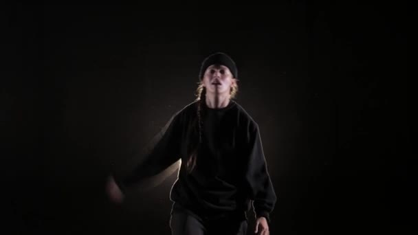 Ung Vacker Flicka Dansa Hip Hop Freestyle Streetdance Studion Svart — Stockvideo