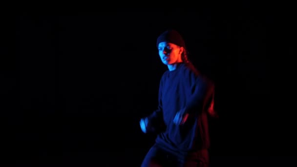 年轻的美丽的女孩跳舞嘻哈 自由式 街舞在工作室的黑色背景 — 图库视频影像