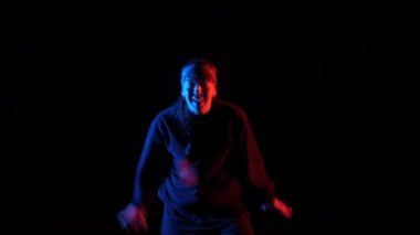 Genç güzel kız hip hop dans, Freestyle, siyah arka planda stüdyoda StreetDance, izole