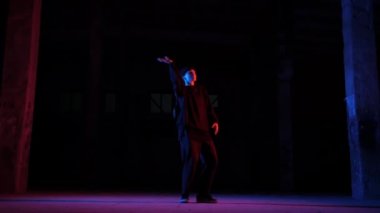 Genç güzel kız dans hip hop, bir stüdyoda sokak dans, izole