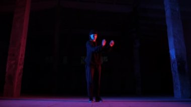 Genç güzel kız dans hip hop, bir stüdyoda sokak dans, izole