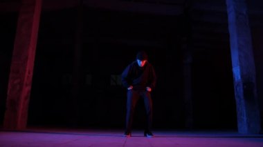 Genç güzel kız dans hip hop, bir stüdyoda sokak dans, izole