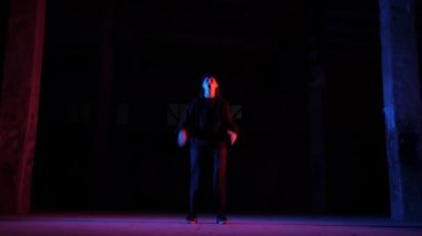 Genç güzel kız dans hip hop, bir stüdyoda sokak dans, izole