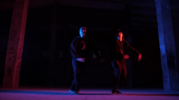 二重奏的女孩跳舞嘻哈 街边舞蹈在工作室 — 图库视频影像