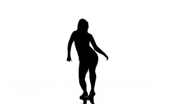Beyaz arka planda siyah bir siluet, uzun saçlı, uzun saçlı, kısa şortlu, dans pistinde dans eden genç, güzel bir kadın dansçı, sokak dansı, uzak çekim