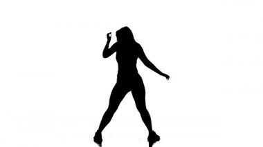 Beyaz arka planda siyah bir siluet. Balıkçı taytı ve şortlu genç bir kadın dansçı. Dans pisti twerk dansı.