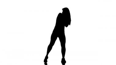 Beyaz arka planda siyah bir siluet. Balıkçı taytı ve şortlu genç bir kadın dansçı. Dans pisti twerk dansı.
