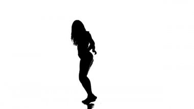 Beyaz arka planda siyah bir siluet. Balıkçı taytı ve şortlu genç bir kız dansçı. Dans pistinde twerk dansı.