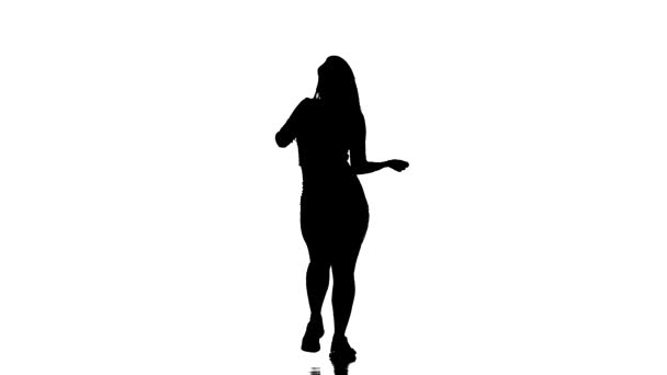 在白色背景上的黑色轮廓 穿着鱼网紧身衣和短裤的年轻漂亮的女舞蹈家舞曲 街舞现代舞 长镜头 — 图库视频影像