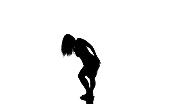 白を基調とした黒のシルエット 若い美少女ダンサー フィッシュネットタイツとショートパンツダンスホールトルコ ストリートモダンダンス ロングショット — ストック動画