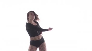 Uzun, seksi, uzun saçlı, uzun saçlı, uzun saçlı, kısa şortlu, dans pisti twerk 'i, sokak dansı, kalçalarını sallayan, izole edilmiş...