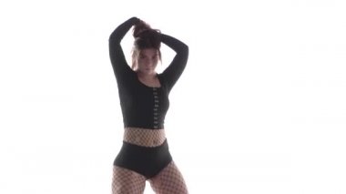 Uzun, seksi, uzun saçlı, uzun saçlı, uzun saçlı, kısa şortlu, dans pisti twerk 'i, sokak dansı, kalçalarını sallayan, izole edilmiş...