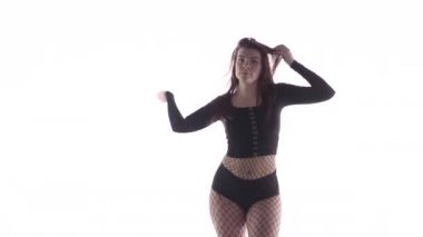 Uzun, seksi, uzun saçlı, uzun saçlı, uzun saçlı, kısa şortlu, dans pisti twerk 'i, sokak dansı, kalçalarını sallayan, izole edilmiş...