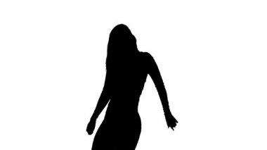 Beyaz arka planda siyah bir siluet, uzun saçlı, uzun saçlı, güzel bir kız dansçı. Uzun etekli ve şortlu. Dans pisti twerk dansı, modern dans, kalçalarını sallama, orta boy.