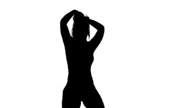 Beyaz arka planda siyah bir siluet, uzun saçlı, uzun saçlı, güzel bir kız dansçı. Uzun etekli ve şortlu. Dans pisti twerk dansı, modern dans, kalçalarını sallama, orta boy.
