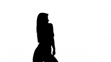 Beyaz arka planda siyah bir siluet, uzun saçlı, uzun saçlı, güzel bir kız dansçı. Uzun etekli ve şortlu. Dans pisti twerk dansı, modern dans, kalçalarını sallama, orta boy.