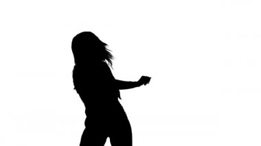 Beyaz arka planda siyah bir siluet, uzun saçlı, uzun saçlı, güzel bir kız dansçı. Uzun etekli ve şortlu. Dans pisti twerk dansı, modern dans, kalçalarını sallama, orta boy.