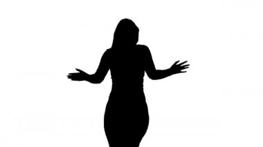 Beyaz arka planda siyah bir siluet, uzun saçlı, uzun saçlı, uzun şortlu, seksi bir kız dansçı, dans pisti twerk 'i, sokak modern dansı, kalçalarını sallıyor, yavaş çekim, orta boy.