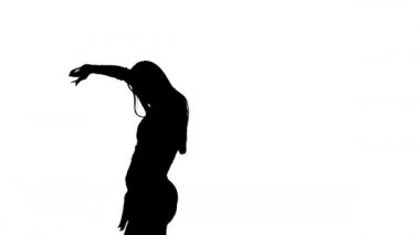 Beyaz arka planda siyah bir siluet, uzun saçlı, uzun saçlı, uzun şortlu, seksi bir kız dansçı, dans pisti twerk 'i, sokak modern dansı, kalçalarını sallıyor, yavaş çekim, orta boy.