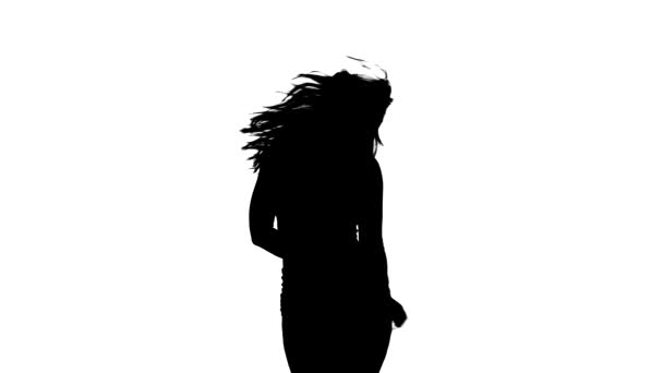 白の背景に黒のシルエット 若い官能的な美しい女の子のダンサーとともに長い髪でフィッシュネットタイツとショートパンツ精力的にダンスホールトーク ストリートモダンダンス 彼女のお尻を振る スローモーション 中長期ショット — ストック動画