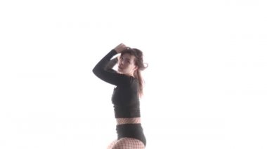 Uzun, seksi, uzun saçlı, uzun saçlı, uzun saçlı, kısa şortlu, dans pisti twerk dansı, modern dans, kalçalarını sallama, izole edilmiş, yavaş çekim.