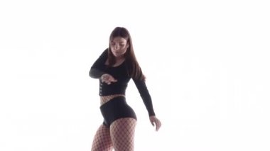 Uzun, seksi, uzun saçlı, uzun saçlı, uzun saçlı, kısa şortlu, dans pisti twerk dansı, modern dans, kalçalarını sallama, izole edilmiş, yavaş çekim.