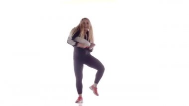 Çekici bayan modern stil dansçısı stüdyoda sahne alıyor. Hip hop sokak dansı sahnenin önünde sahne ışıklarının önünde. Çağdaş koreografi. İzole edilmiş. Düşük ihtimal