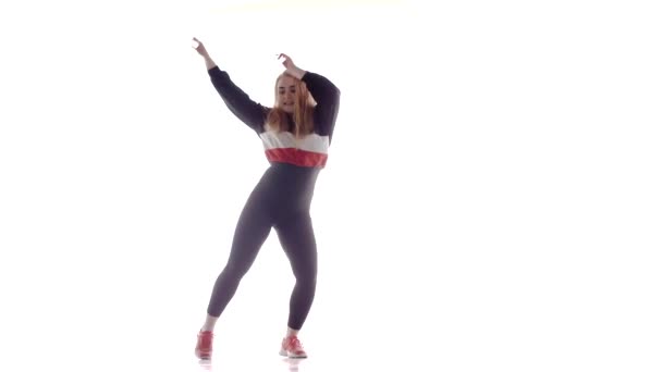 Atractiva Bailarina Femenina Estilo Moderno Que Actúa Estudio Hip Hop — Vídeo de stock