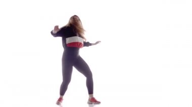 Çekici bayan modern stil dansçısı stüdyoda sahne alıyor. Hip hop sokak dansı sahnenin önünde sahne ışıklarının önünde. Çağdaş koreografi. İzole edilmiş. Düşük ihtimal