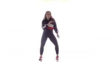 Çekici bayan modern stil dansçısı stüdyoda sahne alıyor. Hip hop sokak dansı sahnenin önünde sahne ışıklarının önünde. İzole edilmiş. Çağdaş koreografi. Düşük ihtimal