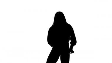 Profesyonel Hip Hop dansçısı. Beyaz arka planda siyah bir siluet. Çağdaş koreografi. Ağır çekim. Orta uzunlukta.