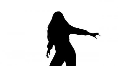 Uzun saçlı, uzun saçlı, dans salonu, hip hop, sokak dansı yapan genç, şehvetli, güzel bir dansçının orta boy uzun bir çekimi. Ağır çekim. Çağdaş koreografi. Beyaz arkaplanda siyah bir siluet