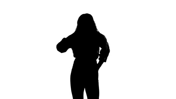 プロのヒップホップダンサー 白い背景に黒いシルエット コンテンポラリー振付 スローモーション 中ロングショット — ストック動画