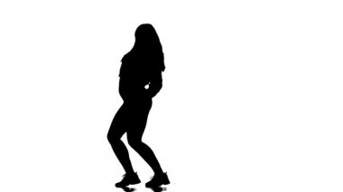 Yetenekli bir break dansçı kızın silueti. Hip hop sokak dansı sahnenin önünde sahne ışıklarının önünde. Düşük ihtimal