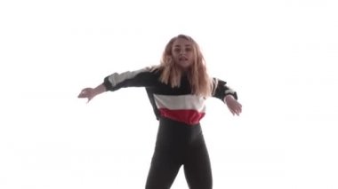 Çekici bayan modern stil dansçısı stüdyoda sahne alıyor. Hip hop sokak dansı sahnenin önünde sahne ışıklarının önünde. Çağdaş koreografi. İzole edilmiş. Orta uzunlukta.