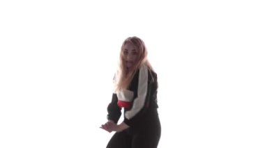 Dans pisti, hip hop, sokak modern dansı, izole edilmiş uzun saçlı, uzun saçlı genç ve şehvetli bir dansçının orta boy uzun pozu. Çağdaş koreografi
