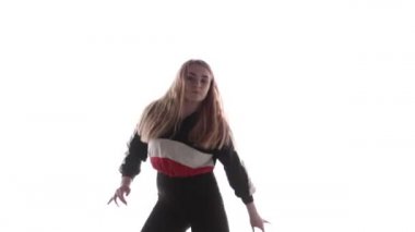 Dans pisti, hip hop, sokak modern dansı, izole edilmiş uzun saçlı, uzun saçlı genç ve şehvetli bir dansçının orta boy uzun pozu. Çağdaş koreografi