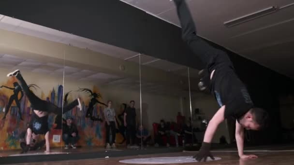 Jongeman Maakt Vegen Windmolens Danst Studio Slow Motion Concept Van — Stockvideo