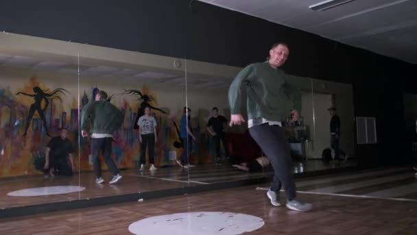 Ung Kille Som Gör Svep Väderkvarnar Och Dansar Gym Studio — Stockvideo